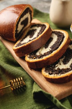 Ahşap tahta ve lezzetli kesimli haşhaş tohumu ekmeği.