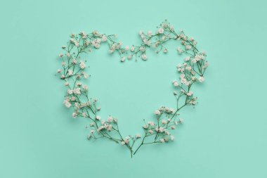 Renkli arka planda güzel çigila çiçeklerinden yapılmış kalp