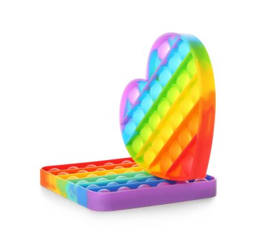 Beyaz arka planda parlak oyuncaklar