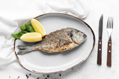 Hafif arka planda kızarmış Dorado tabağı