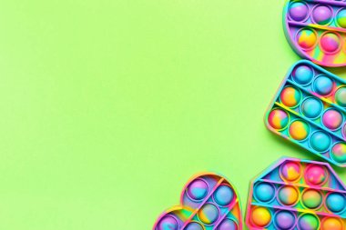 Kıpır kıpır oyuncakları renk arka planına yerleştir