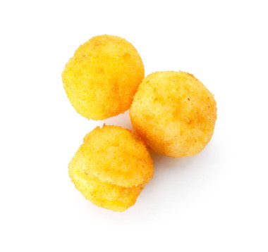 Beyaz arka planda kızarmış patates topları.