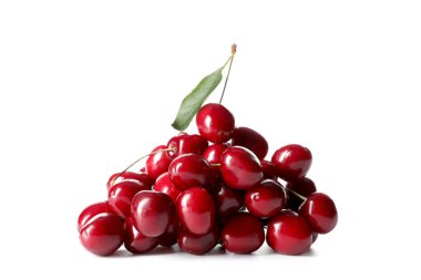 Beyaz arka planda lezzetli olgun kiraz yığını