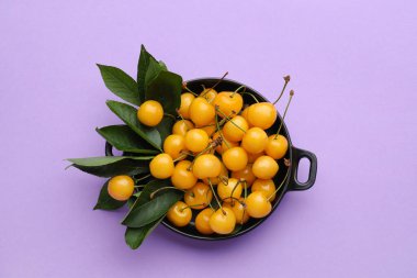 Renkli arkaplanda lezzetli kirazlı yemek pişirme