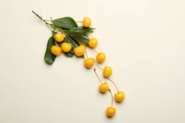 Hafif arka planda tatlı kirazlar