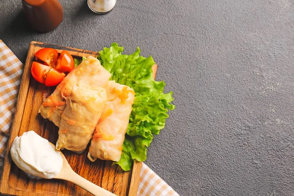 Bord Met Lekkere Gevulde Kool Broodjes Donkere Achtergrond — Stockfoto