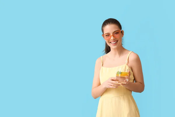 Giovane Donna Con Limonata Fresca Sfondo Colore — Foto Stock