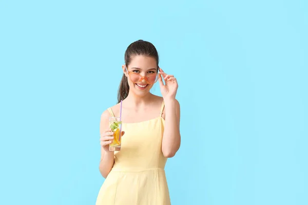 Young Woman Fresh Lemonade Color Background — Stock Photo, Image