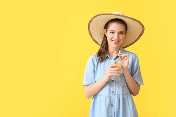 Mladá Žena Čerstvou Limonádou Barevném Pozadí — Stock fotografie