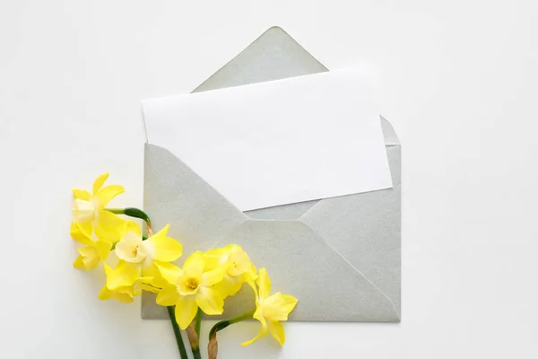 Mooie Narcissen Enveloppe Met Blanco Kaart Witte Achtergrond — Stockfoto