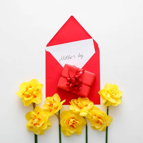 Bellissimi Narcisi Confezione Regalo Biglietto Con Testo Giorno Della Madre — Foto Stock