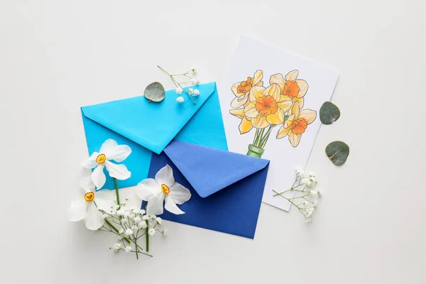 Vackra Gratulationskort Kuvert Och Blommor Ljus Bakgrund — Stockfoto