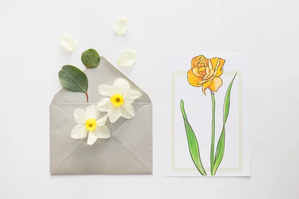 Vackra Gratulationskort Narcissus Blommor Och Kuvert Ljus Bakgrund — Stockfoto