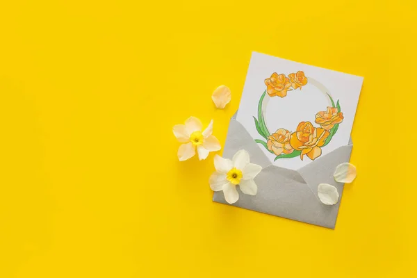 Vackra Gratulationskort Och Narcissus Blommor Färg Bakgrund — Stockfoto