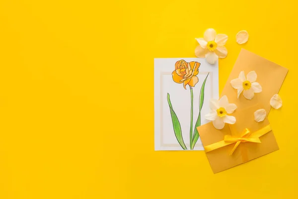 Vackra Gratulationskort Kuvert Och Narcissus Blommor Färg Bakgrund — Stockfoto