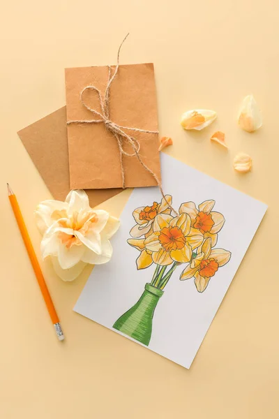 Vackra Gratulationskort Kuvert Penna Och Narcissus Blomma Färg Bakgrund — Stockfoto