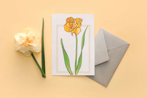 Vackra Gratulationskort Narcissus Blomma Och Kuvert Färg Bakgrund — Stockfoto