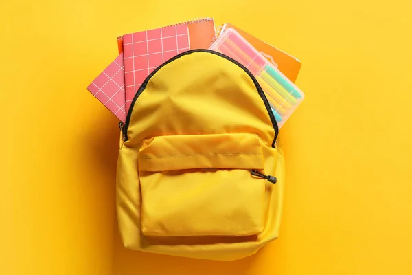 带有彩色背景文具的学校背包 — 图库照片