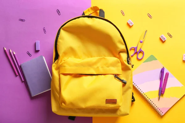 Schulrucksack Mit Schreibwaren Auf Farbigem Hintergrund — Stockfoto