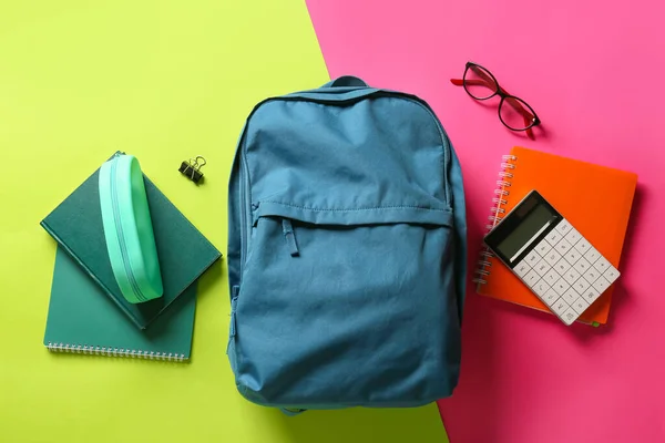 Mochila Escolar Con Papelería Sobre Fondo Color — Foto de Stock