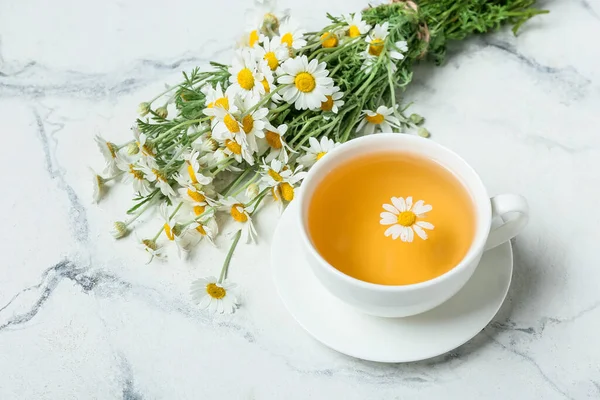 Cup Tea Bouquet Beautiful Chamomile Flowers Light Background — Stock Photo, Image