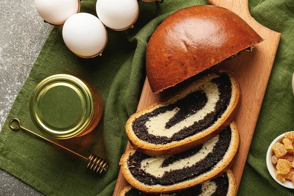 Wooden Board Tasty Cut Poppy Seed Bun Table — Stock Photo, Image