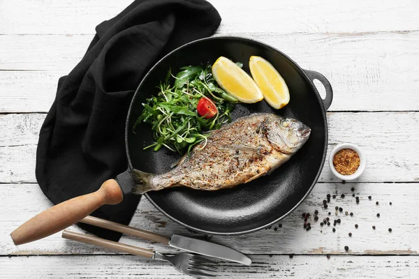 Poêle Frire Avec Dorado Frit Salade Sur Fond Bois Blanc — Photo