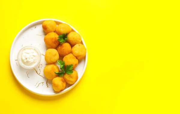 Тарелка Жареными Картофельными Шариками Соусом Цветном Фоне — стоковое фото