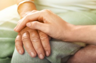 Yaşlı ve genç kadınların elleri, yakın plan. Huzurevi kavramı