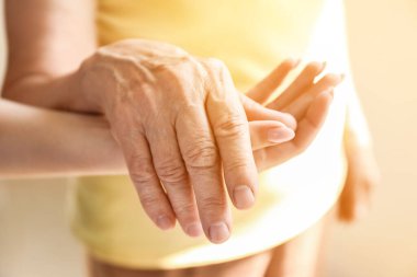 Yaşlı ve genç kadınların elleri, yakın plan. Huzurevi kavramı