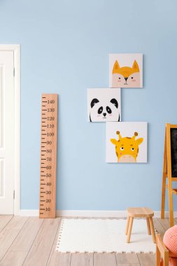 Boyunu ölçmek için büyük cetvelli çocuk odasının içi.