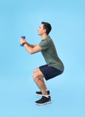 Renkli arka planda sportif erkek koç