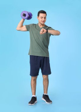 Renkli halterli spor erkek koç.