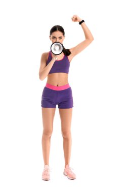 Beyaz arka planda megafonu olan sportif bayan koç.