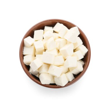 Beyaz arka planda beyaz peynirli kase