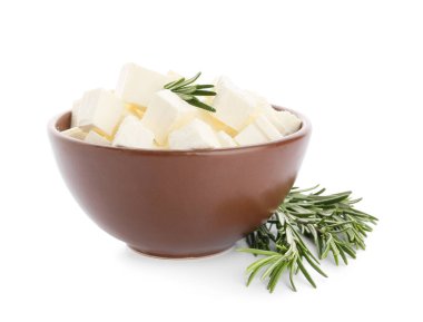 Beyaz arka planda peynirli ve biberiyeli kase.