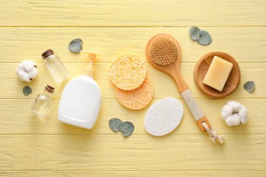 Renkli ahşap arka planda süngerlerle ve banyo malzemeleriyle kompozisyon