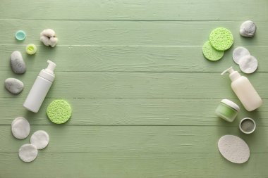 Renkli ahşap arka planda banyo malzemelerinden yapılmış çerçeve