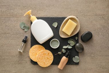 Arkaplanda sünger, kozmetik ve banyo malzemeleri olan kompozisyon