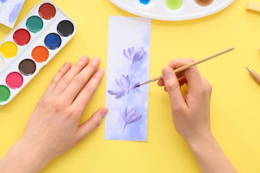 Renk arkaplanındaki kadın yer imi