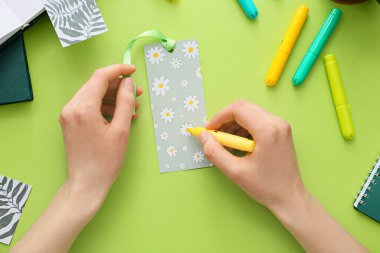 Renk arkaplanındaki kadın yer imi