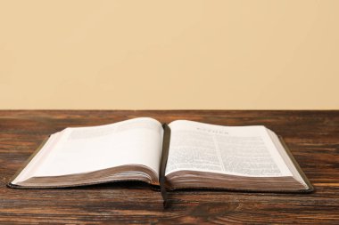 Kutsal İncil 'i ahşap masada aç