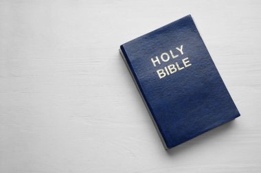 Kutsal İncil hafif ahşap arka planda