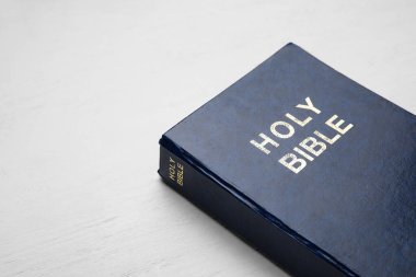 Kutsal İncilde açık ahşap zemin, yakın plan