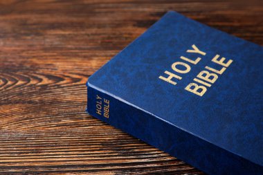 Kutsal İncil ahşap arka planda, yakın plan