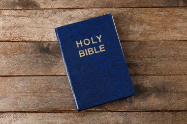 Kutsal İncil ahşap arka planda