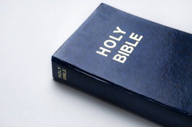 Işık arkaplanda kutsal İncil, yakın plan