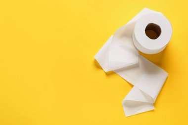 Renkli arka planda tuvalet kağıdı rulosu