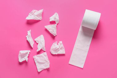 Tuvalet kağıdı rulosu ve arkaplanda buruşuk çarşaflar