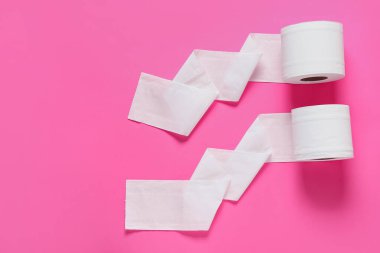 Renkli arka planda tuvalet kağıdı ruloları